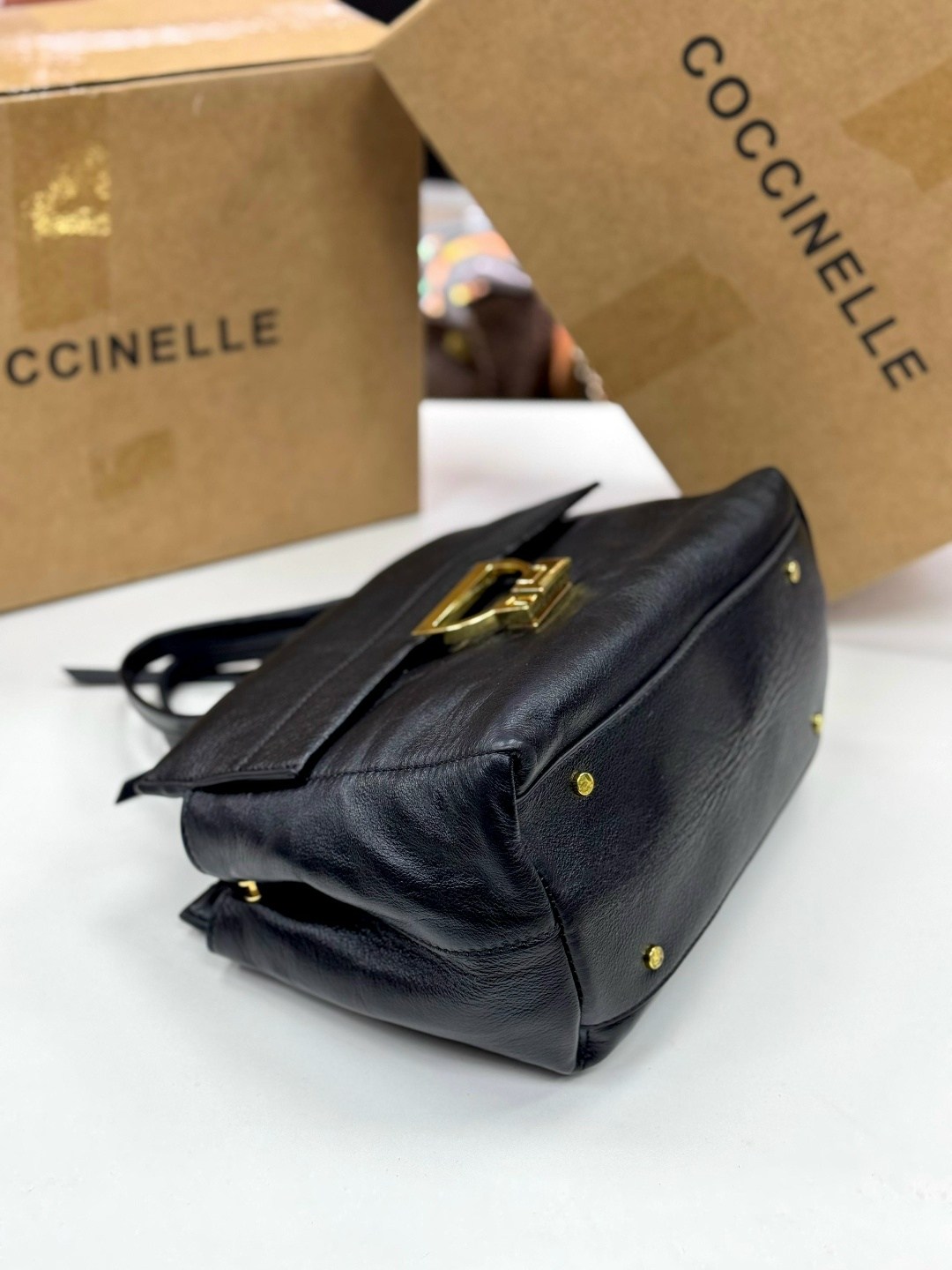 coccinelle сумка,сумка coccinelle arlettis,женская сумка coccinelle,черная кожаная женская сумка coccinelle,coccinelle сумка arlettis signature