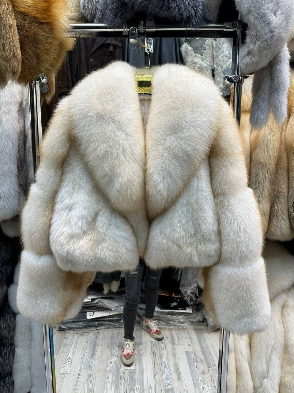 женская шуба из натурального лисьего меха,женская меховая куртка из натурального лисьего меха,женская короткая толстая теплая зимняя шуба из натурального лисьего меха,женское пальто из натурального ли