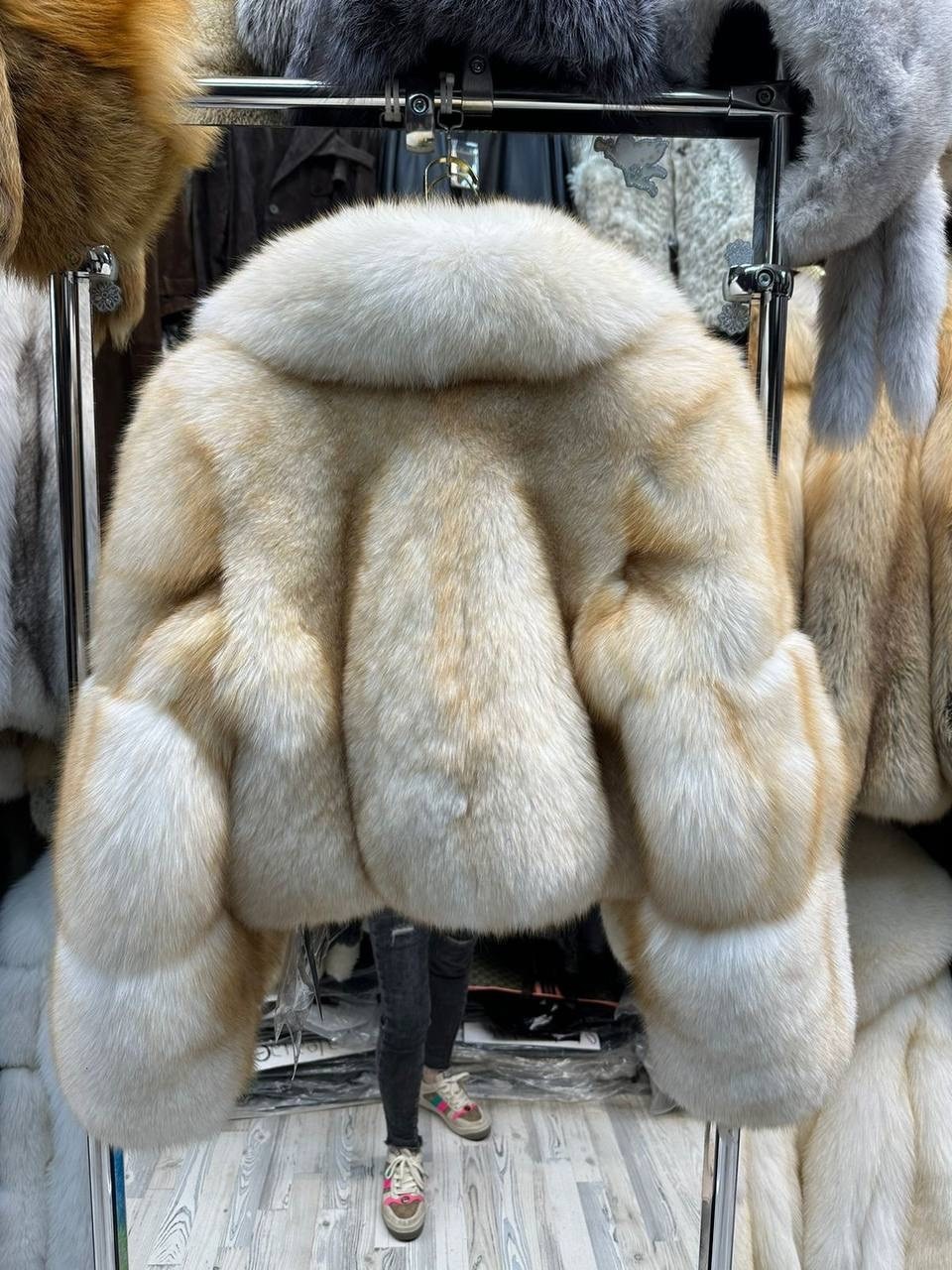 женская шуба из натурального лисьего меха,женская меховая куртка из натурального лисьего меха,женская короткая толстая теплая зимняя шуба из натурального лисьего меха,женское пальто из натурального ли