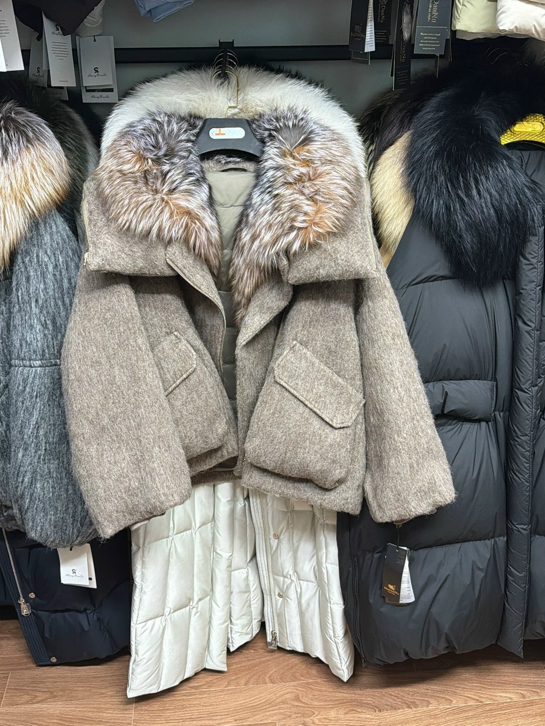 пуховик с мехом,куртка с мехом,пуховик с чернобуркой,женская зимняя куртка,куртка с натуральным мехом