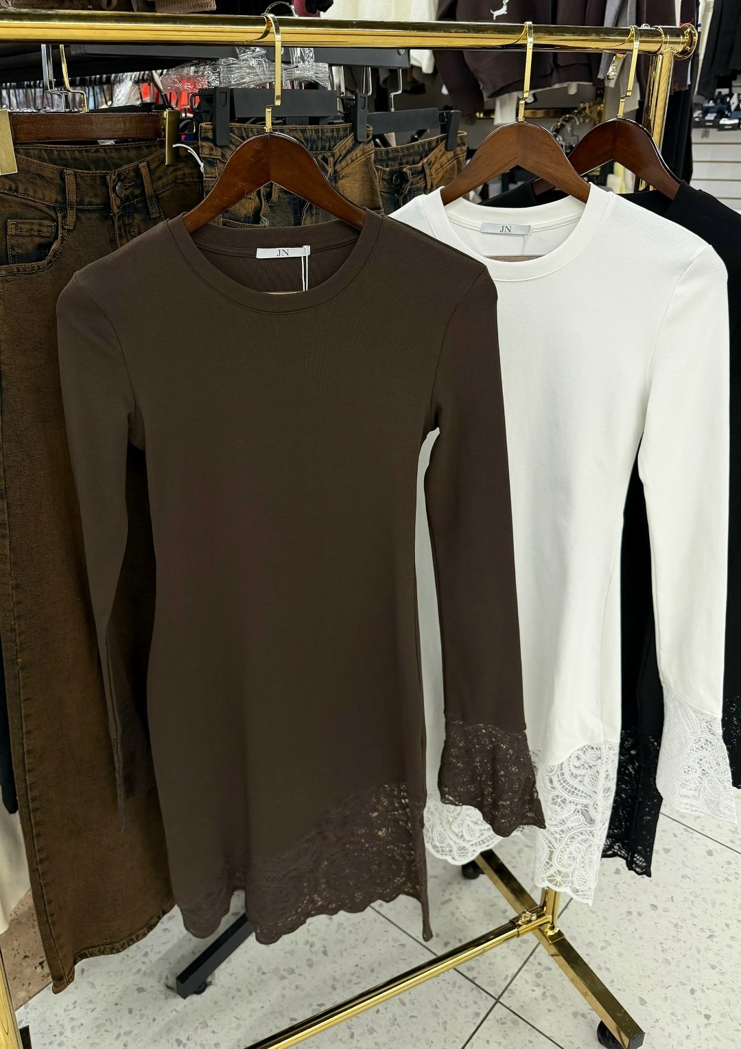 платье с кружевами,платье с гипюром,коричневое платье,коричневое платье с кружевом,коричневое платье с кружевом внизу