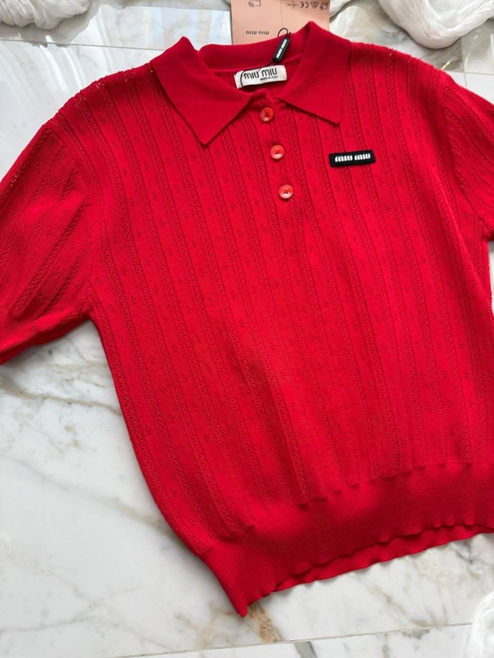 женская белая блузка miu miu,женская белая блузка,красное женское поло miu miu,блузка miu,поло miu miu