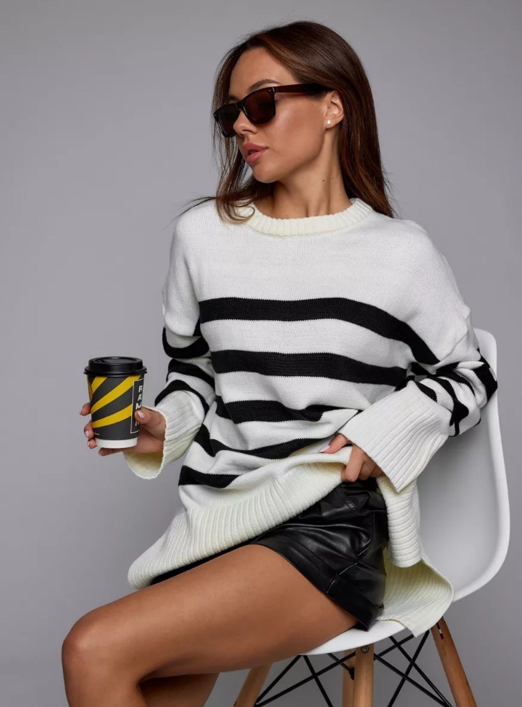 свитер оверсайз удлиненный вязаный,полосатый свитер,джемпер в полоску оверсайз,свитер оверсайз в полоску вязаный удлиненный saxar showroom,свитер в полоску