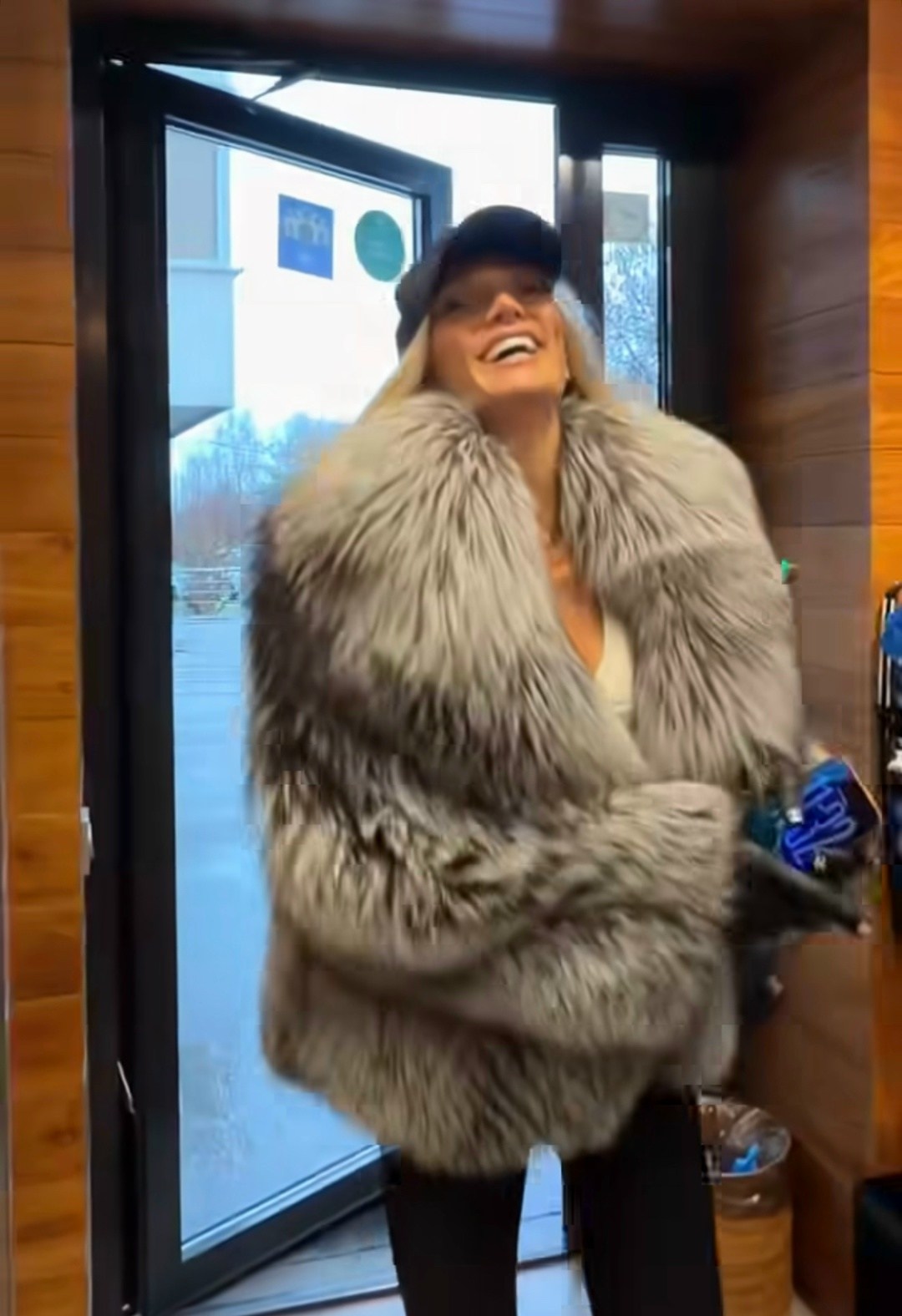 шуба из чернобурки,шуба чернобурка,шуба из чернобурой лисы,шуба модная,женская шуба