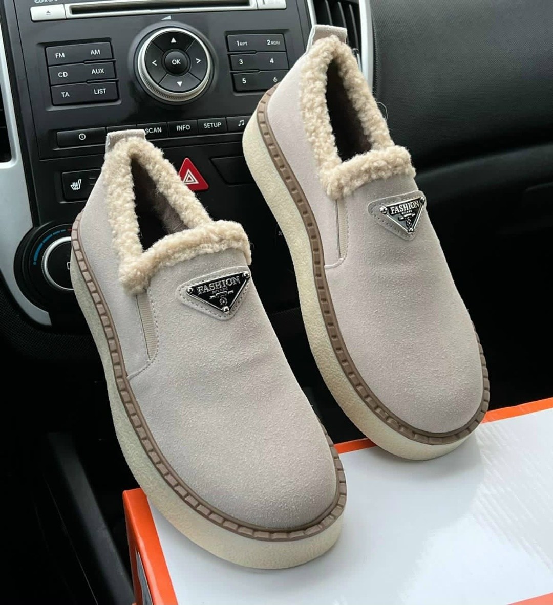 ,угги женские,зимние ботинки прада,лоферы prada,ботинки с мехом