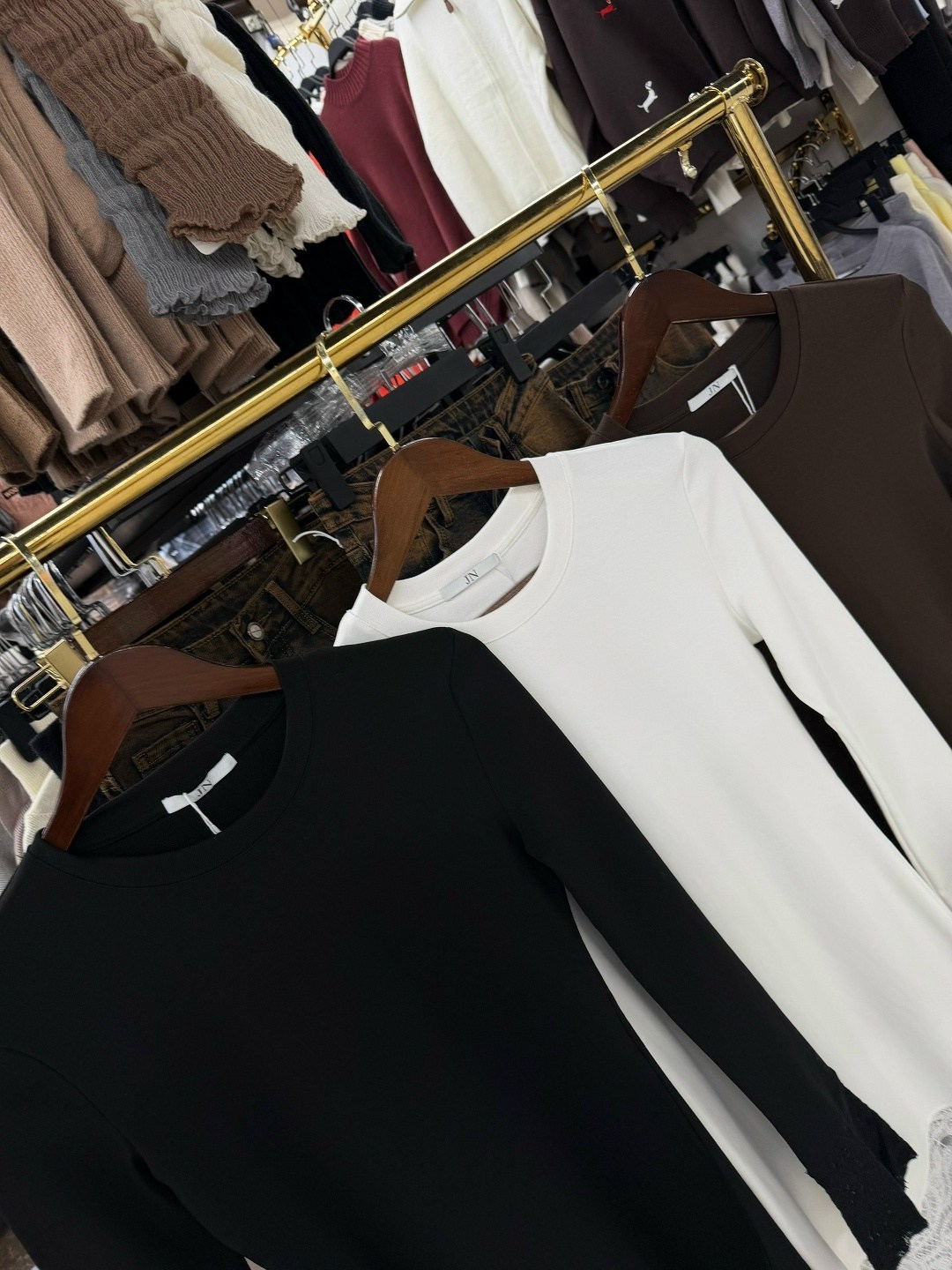 платье с кружевами,платье с гипюром,коричневое платье,коричневое платье с кружевом,коричневое платье с кружевом внизу