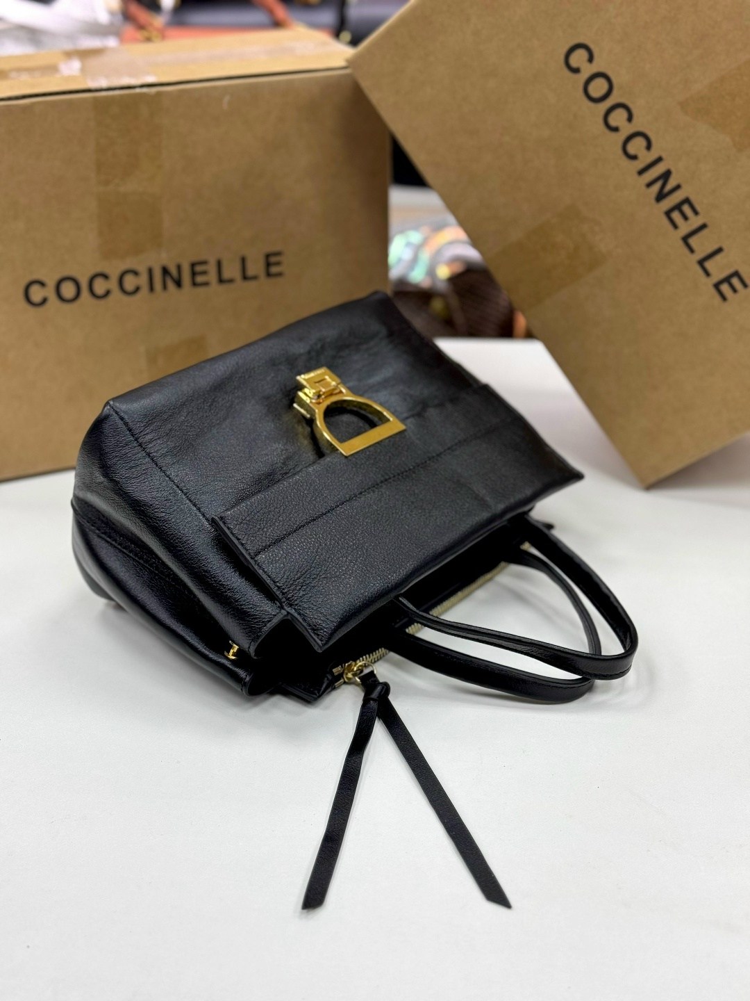 coccinelle сумка,сумка coccinelle arlettis,женская сумка coccinelle,черная кожаная женская сумка coccinelle,coccinelle сумка arlettis signature