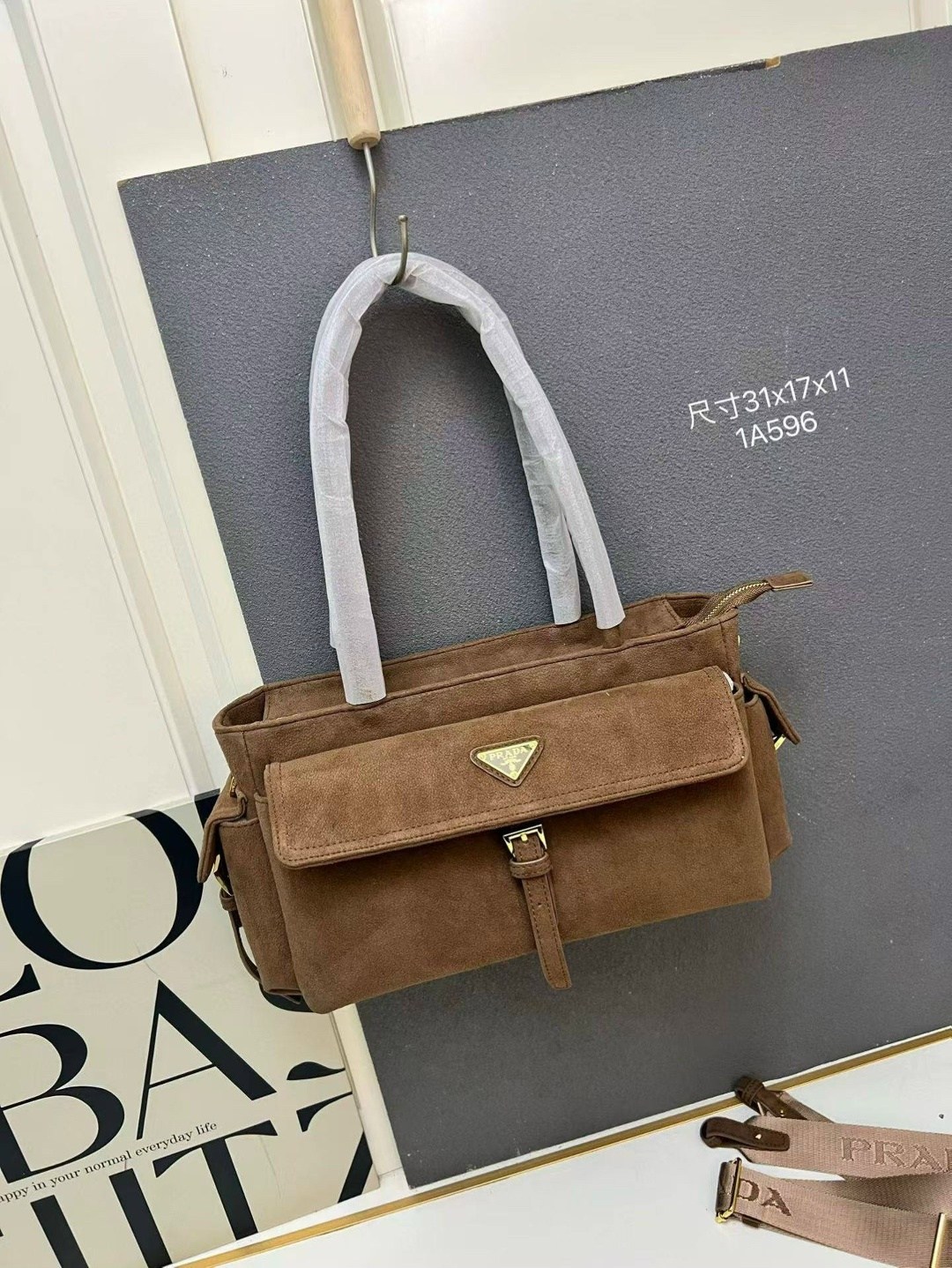 замшевая сумка,prada коричневая замшевая сумка через плечо,женская сумка prada,prada коричневая замшевая сумка через плечо для женщин,замшевая сумка prada