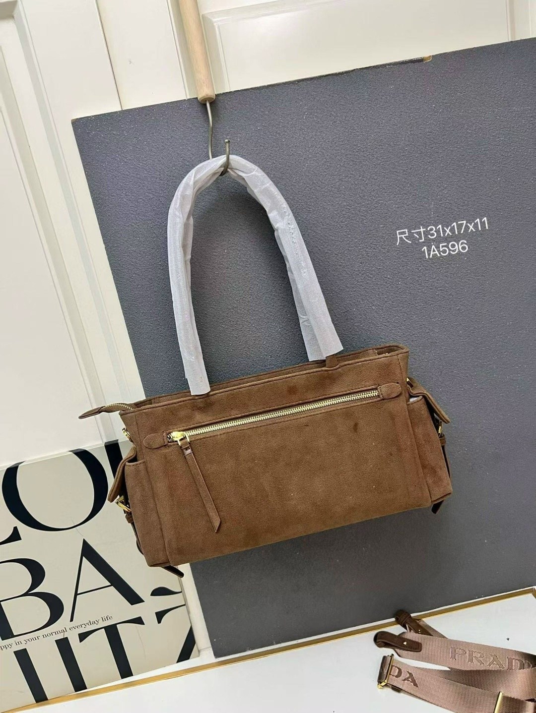 замшевая сумка,prada коричневая замшевая сумка через плечо,женская сумка prada,prada коричневая замшевая сумка через плечо для женщин,замшевая сумка prada