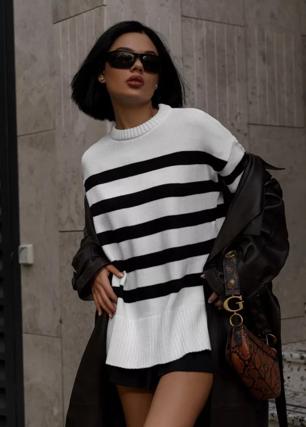 свитер оверсайз удлиненный вязаный,полосатый свитер,джемпер в полоску оверсайз,свитер оверсайз в полоску вязаный удлиненный saxar showroom,свитер в полоску