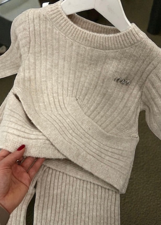 вязаные костюмы,костюм вязаный для девочки,костюм вязаный с брюками,одежда для девочек,костюм трикотажный для девочки