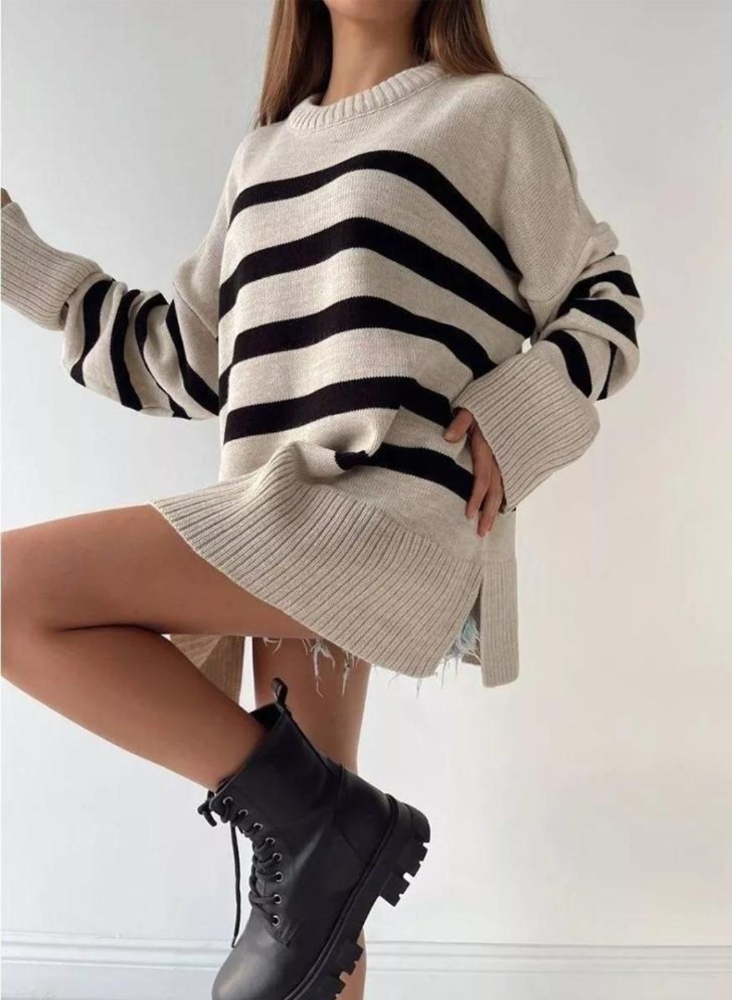 свитер оверсайз удлиненный вязаный,полосатый свитер,джемпер в полоску оверсайз,свитер оверсайз в полоску вязаный удлиненный saxar showroom,свитер в полоску