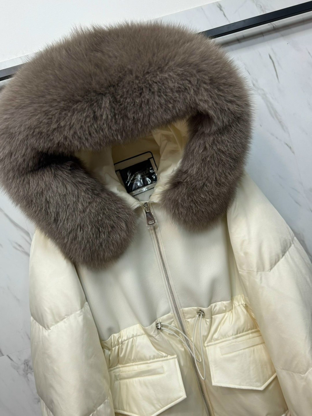 пуховик повседневный,пуховик бежевый,пуховик,большая зимняя куртка-пуховик из натурального лисьего меха,женский пуховик с меховым воротником