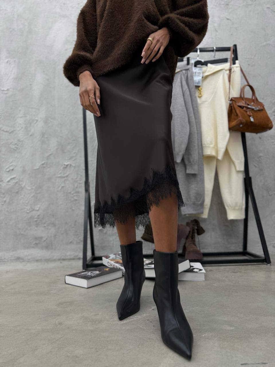 атласная юбка,юбка миди,платье со свитером,кофта с юбкой