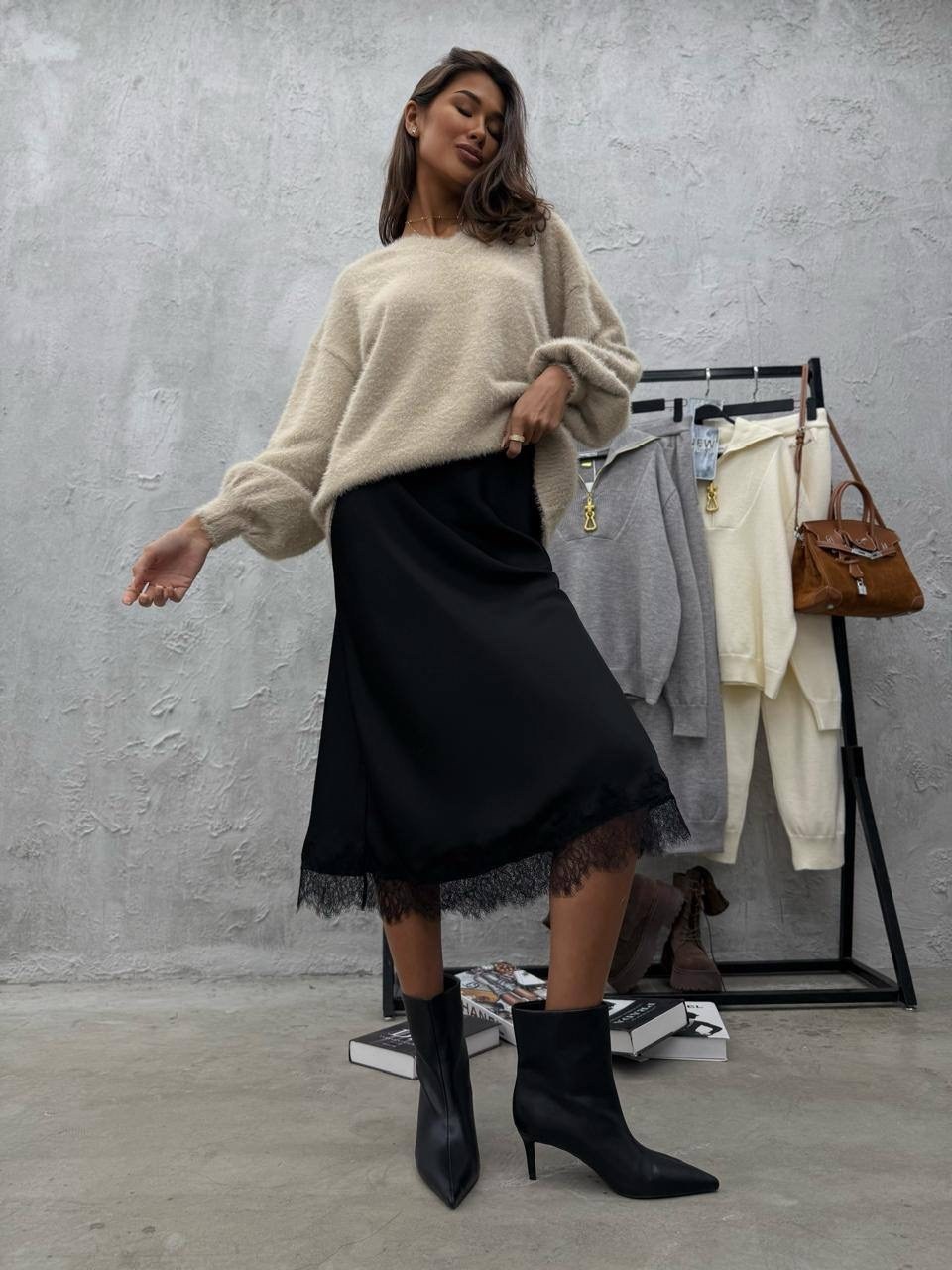 атласная юбка,юбка миди,платье со свитером,кофта с юбкой