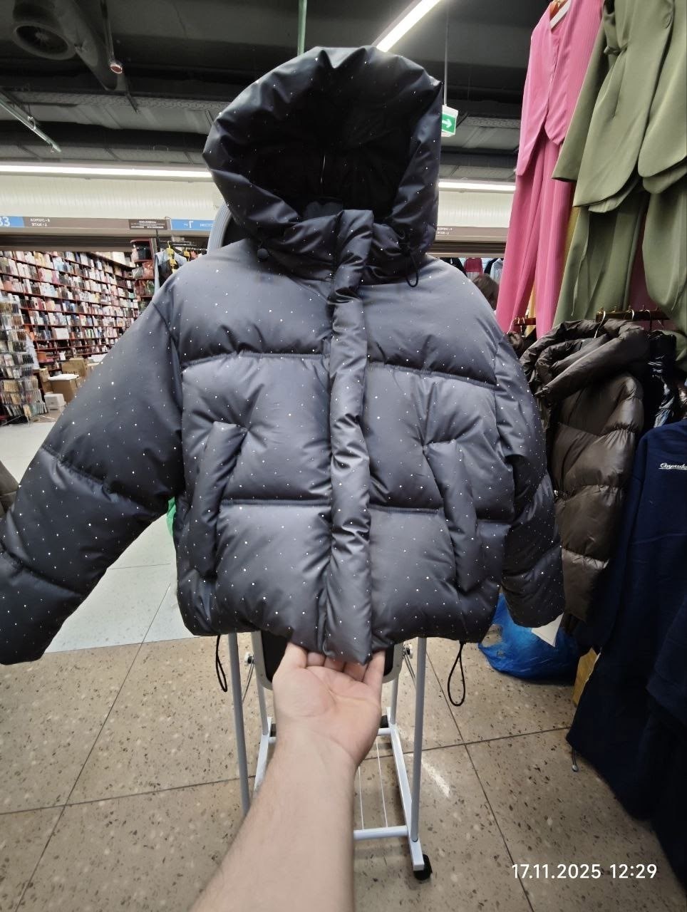 куртка женская,куртка зимняя женская,демисезонная куртка,модная куртка,куртка-пуховик с капюшоном и ярким ромбовидным дизайном