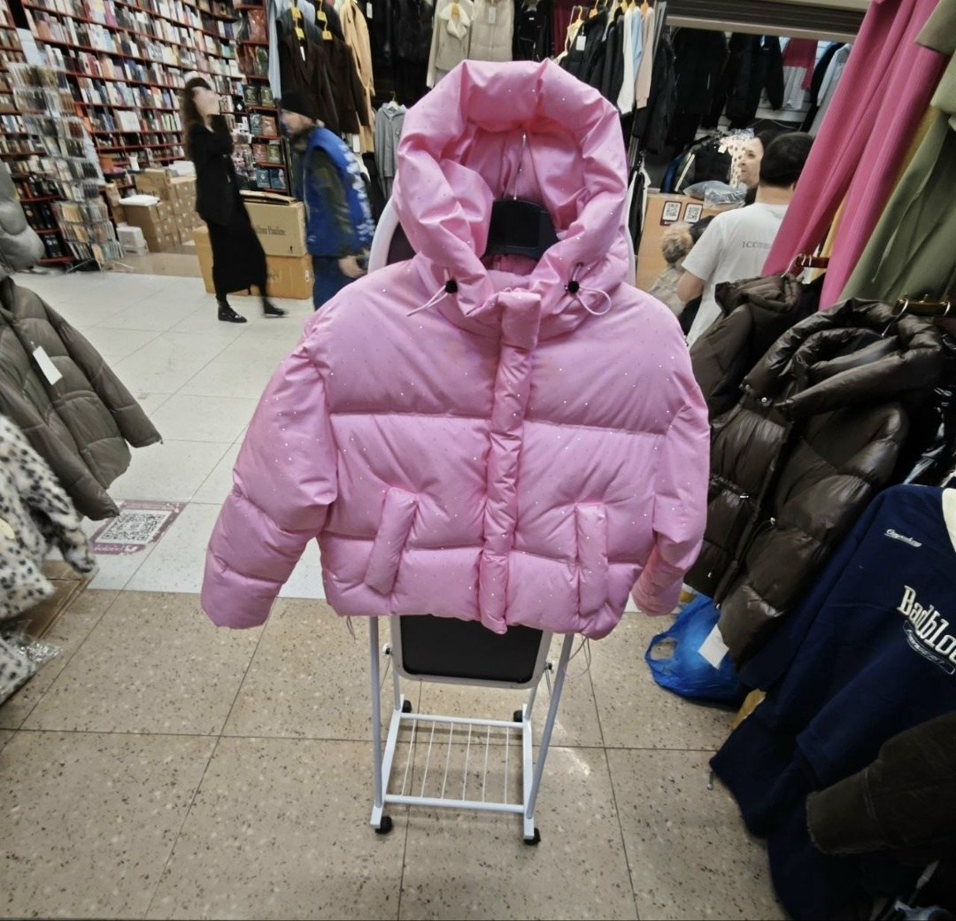 куртка женская,куртка зимняя женская,демисезонная куртка,модная куртка,куртка-пуховик с капюшоном и ярким ромбовидным дизайном