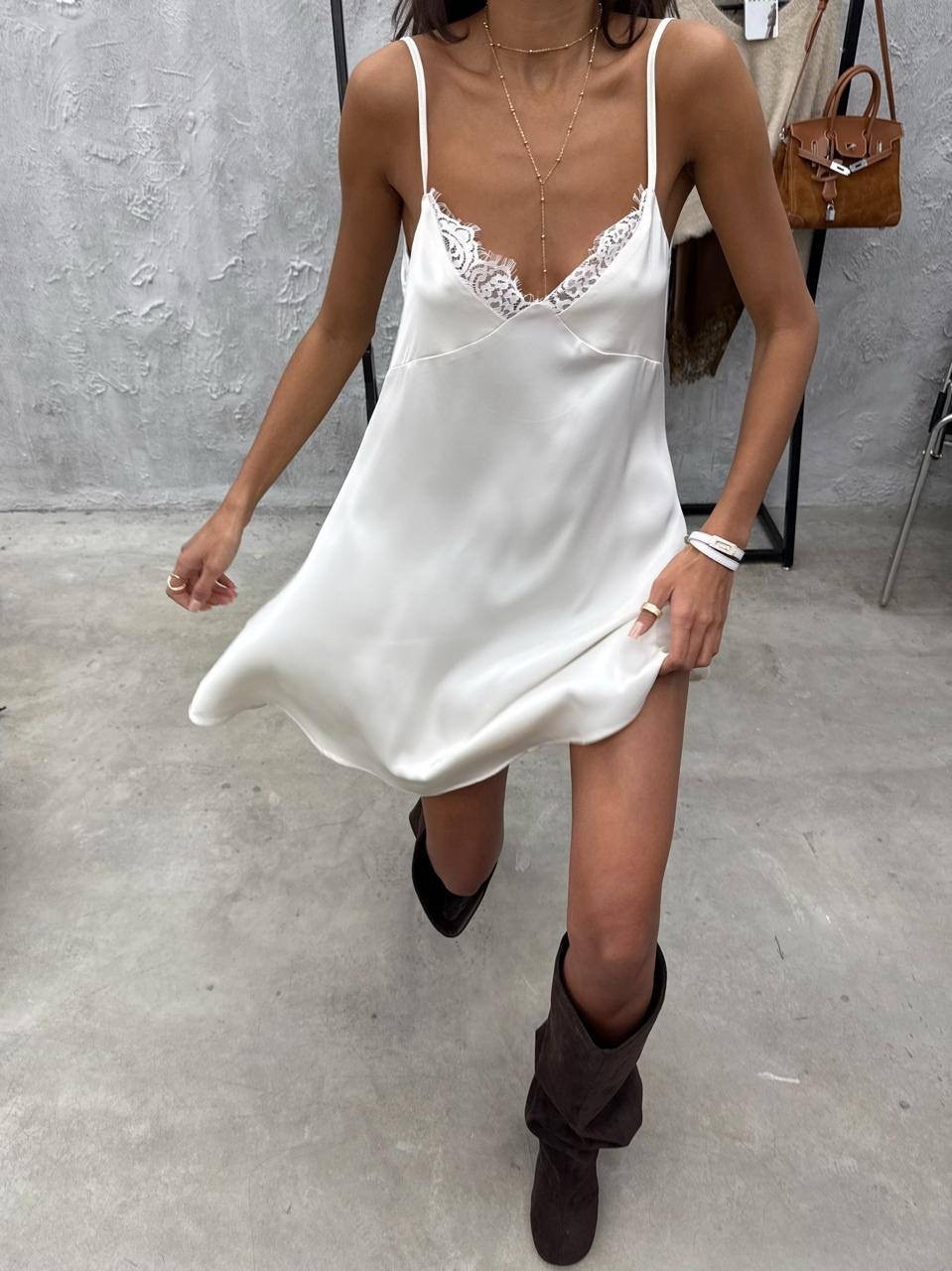 шелковое платье комбинация,шоколадное платье комбинация,ночная сорочка женская,ночная сорочка,платье-комбинация мини из струящейся ткани шоколадного цвета