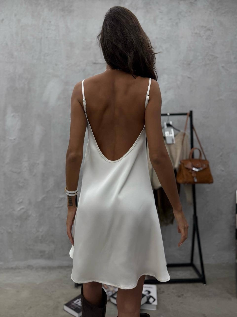 шелковое платье комбинация,шоколадное платье комбинация,ночная сорочка женская,ночная сорочка,платье-комбинация мини из струящейся ткани шоколадного цвета