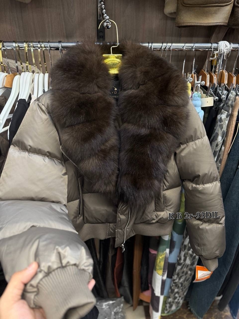 женский пуховик с воротником из лисьего меха,пуховик с натуральным мехом,зимняя куртка-пуховик,пуховик женский,пуховик короткий