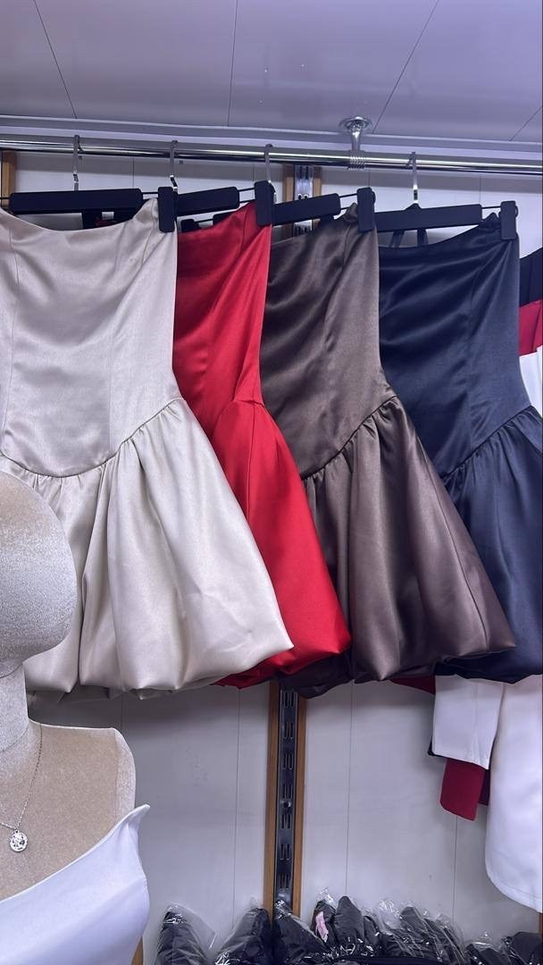 атласные платья,черное атласное мини-платье без бретелек,атласное платье мини,платья мини,платье с юбкой-баллон в черном цвете