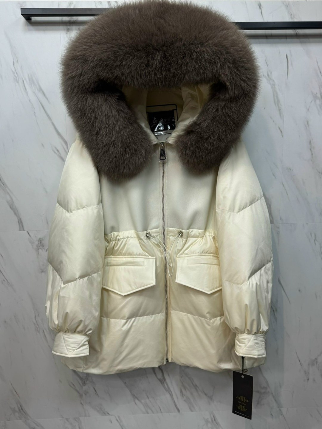 пуховик повседневный,пуховик бежевый,пуховик,большая зимняя куртка-пуховик из натурального лисьего меха,женский пуховик с меховым воротником
