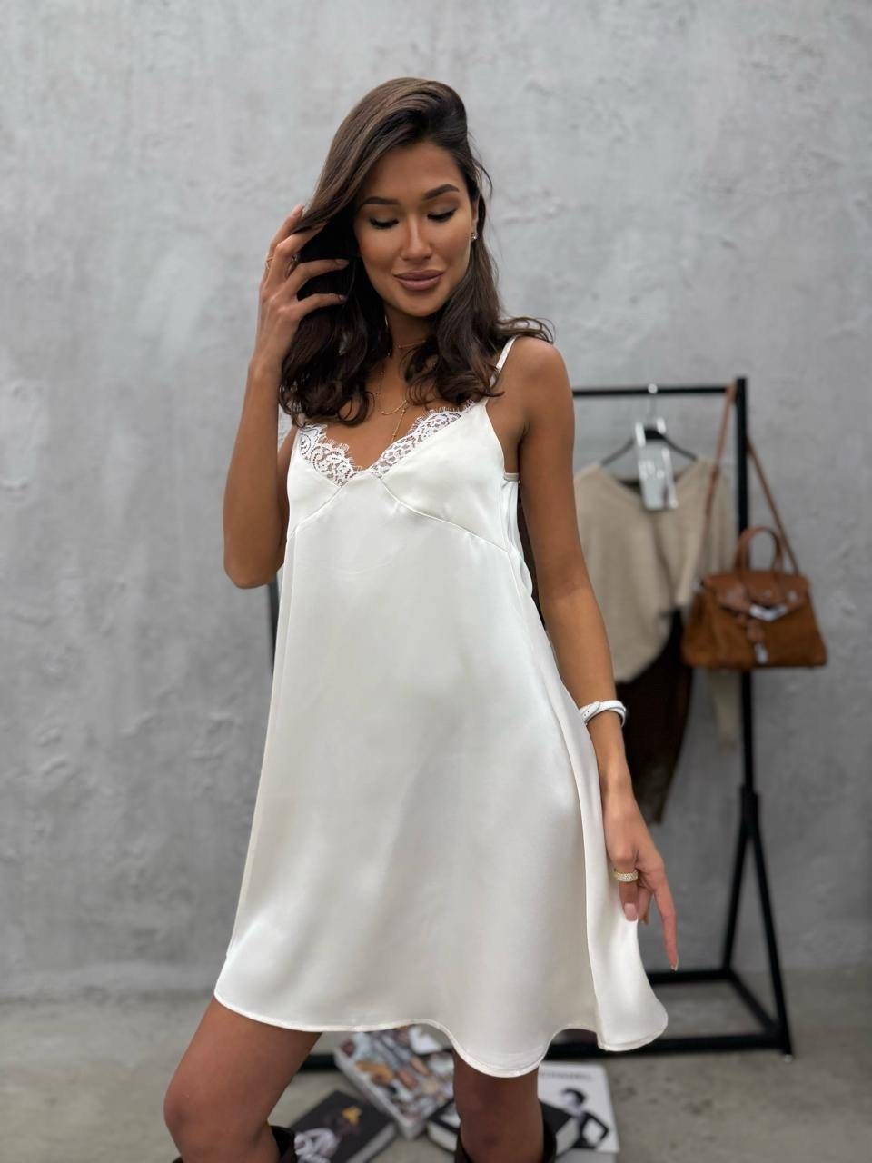 шелковое платье комбинация,шоколадное платье комбинация,ночная сорочка женская,ночная сорочка,платье-комбинация мини из струящейся ткани шоколадного цвета