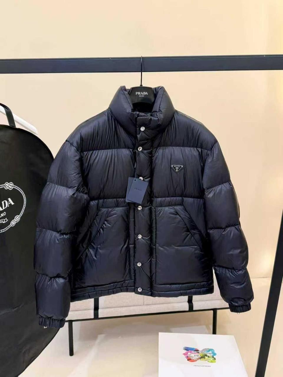 пуховик prada мужской,пуховик prada,пуховик прада,prada черный полиэстеровый пуховик для мужчин,пуховик прада мужской