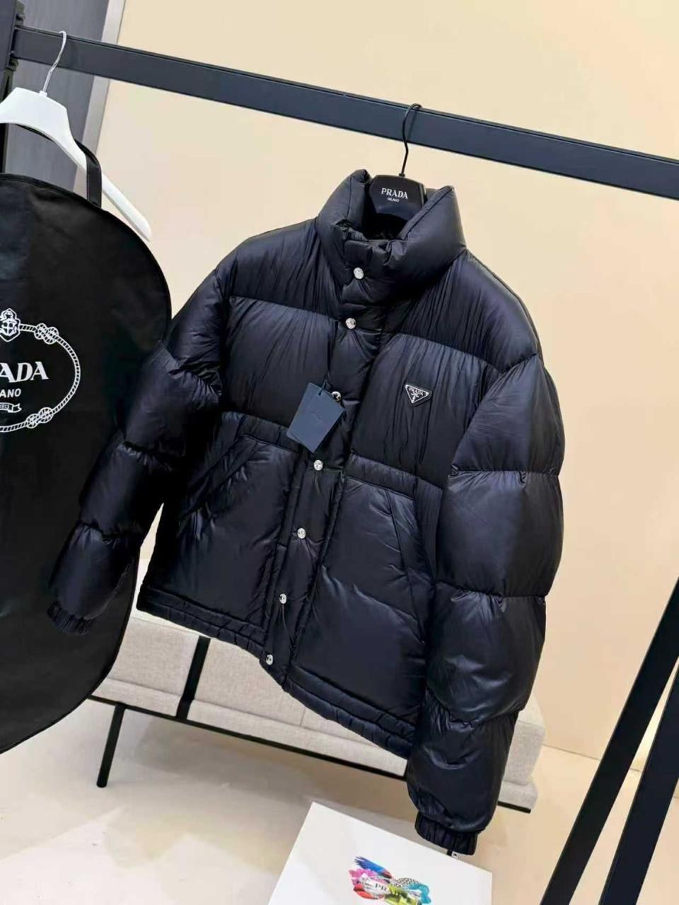 пуховик prada мужской,пуховик prada,пуховик прада,prada черный полиэстеровый пуховик для мужчин,пуховик прада мужской