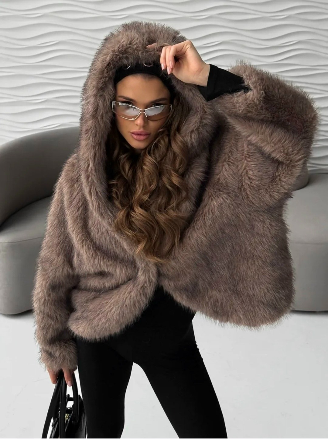 искусственная эко шуба укороченная с капюшоном wild vibe,искусственная эко шуба укороченная с капюшоном wild vibe 69 цвет белый,белая шуба из эко-меха под ламу,шуба белая короткая с капюшоном,шуба