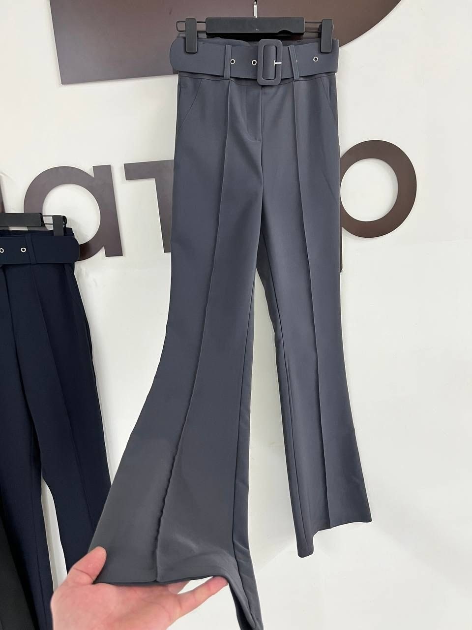 брюки женские клеш,черные брюки клеш,брюки клеш,образ с брюками клеш,черные джинсы клеш