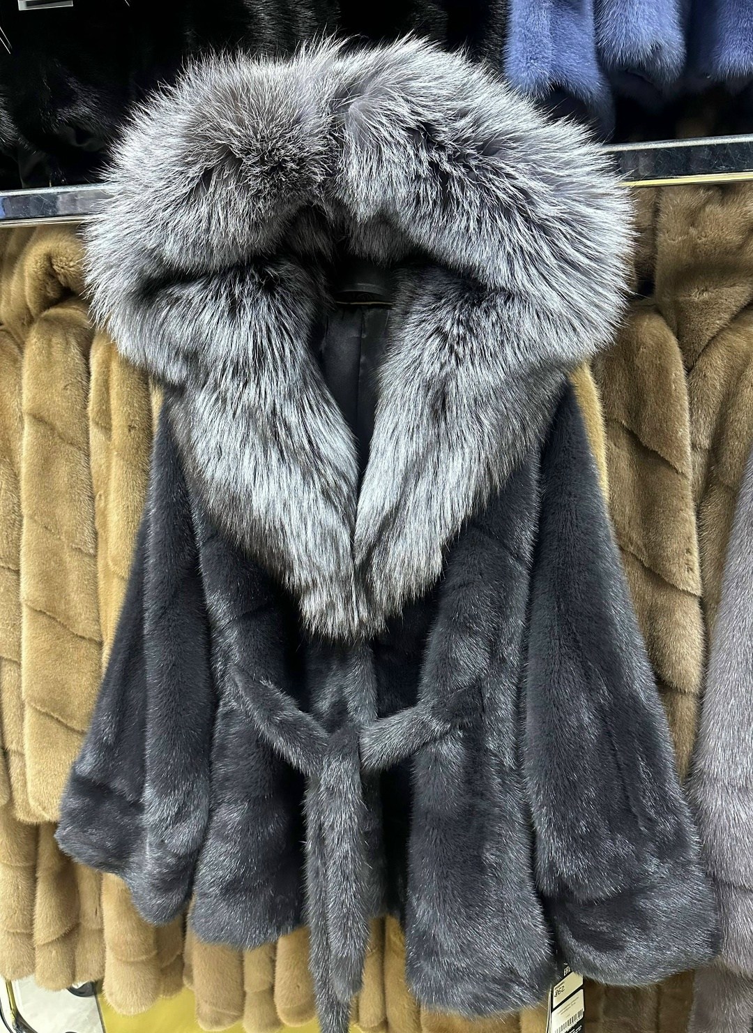 шубка из меха европейской норки с капюшоном из меха чернобурки,шуба норковая с капюшоном из чернобурки "летучка",шуба норковая с капюшоном,шубка из меха европейской норки с капюшоном,шубка из меха евр