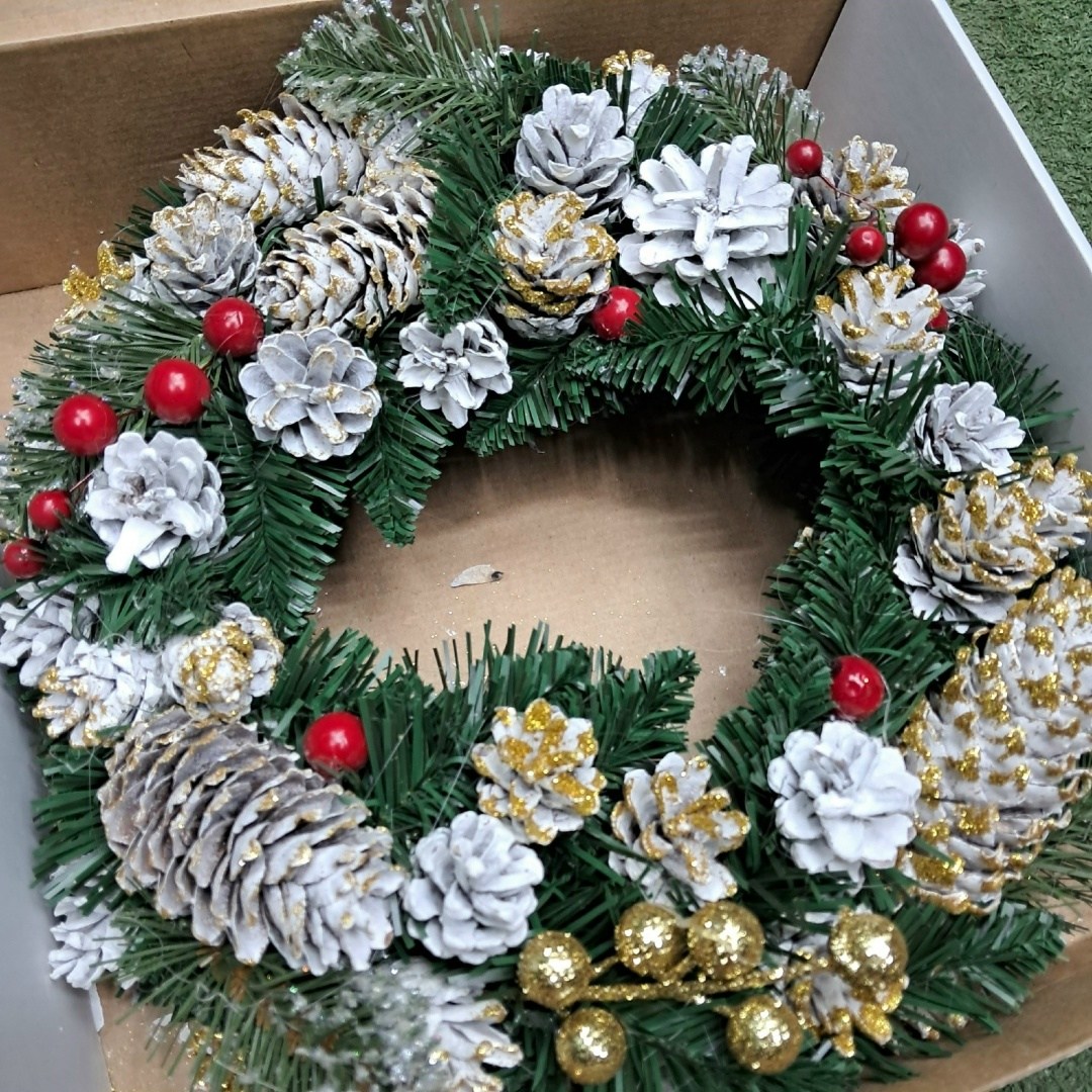 венки новогодние,рождественские венки,венок рождественский,венок новогодний своими руками из шишек,новогодние украшения