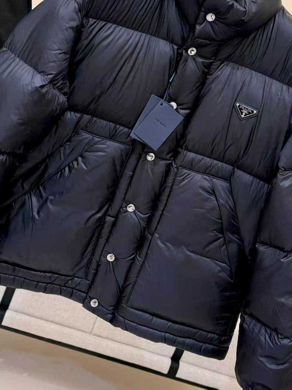 пуховик prada мужской,пуховик prada,пуховик прада,prada черный полиэстеровый пуховик для мужчин,пуховик прада мужской