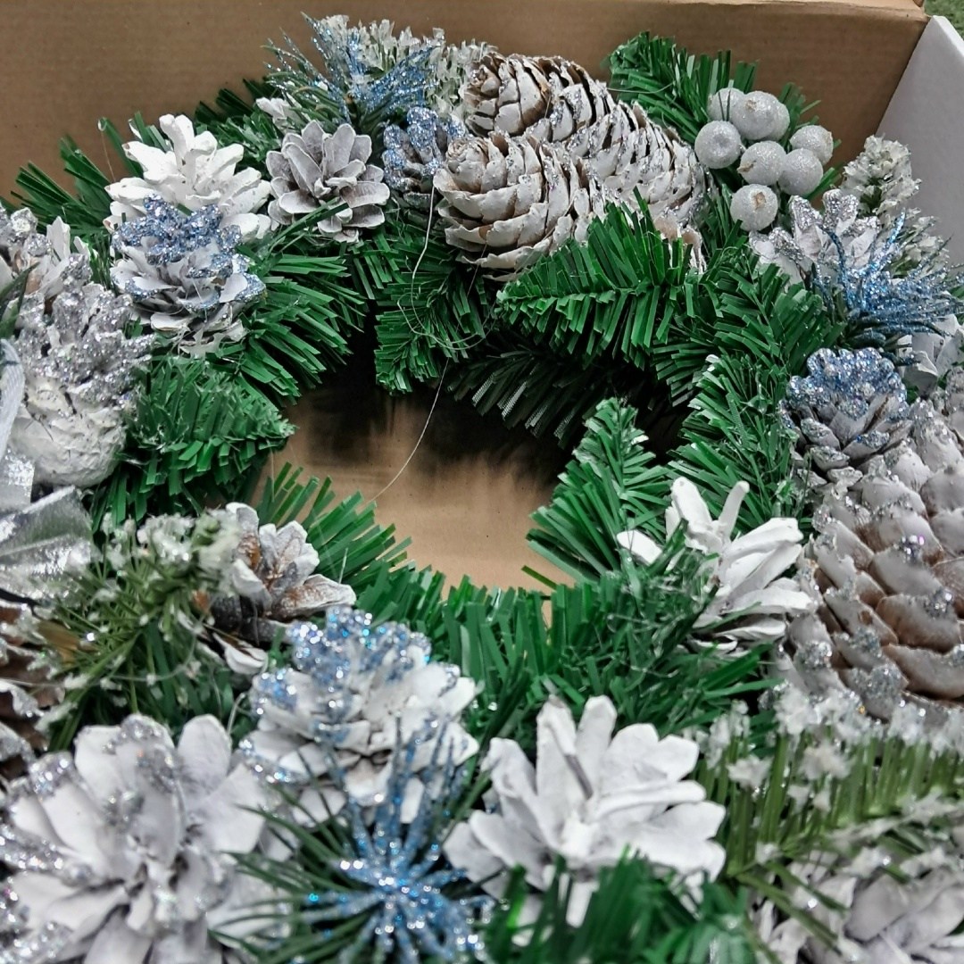 венки новогодние,рождественские венки,венок рождественский,венок новогодний своими руками из шишек,новогодние украшения