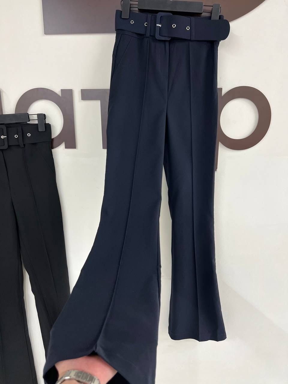 брюки женские клеш,черные брюки клеш,брюки клеш,образ с брюками клеш,черные джинсы клеш