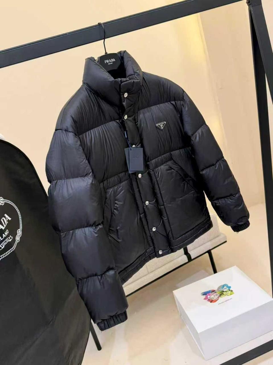 пуховик prada мужской,пуховик prada,пуховик прада,prada черный полиэстеровый пуховик для мужчин,пуховик прада мужской