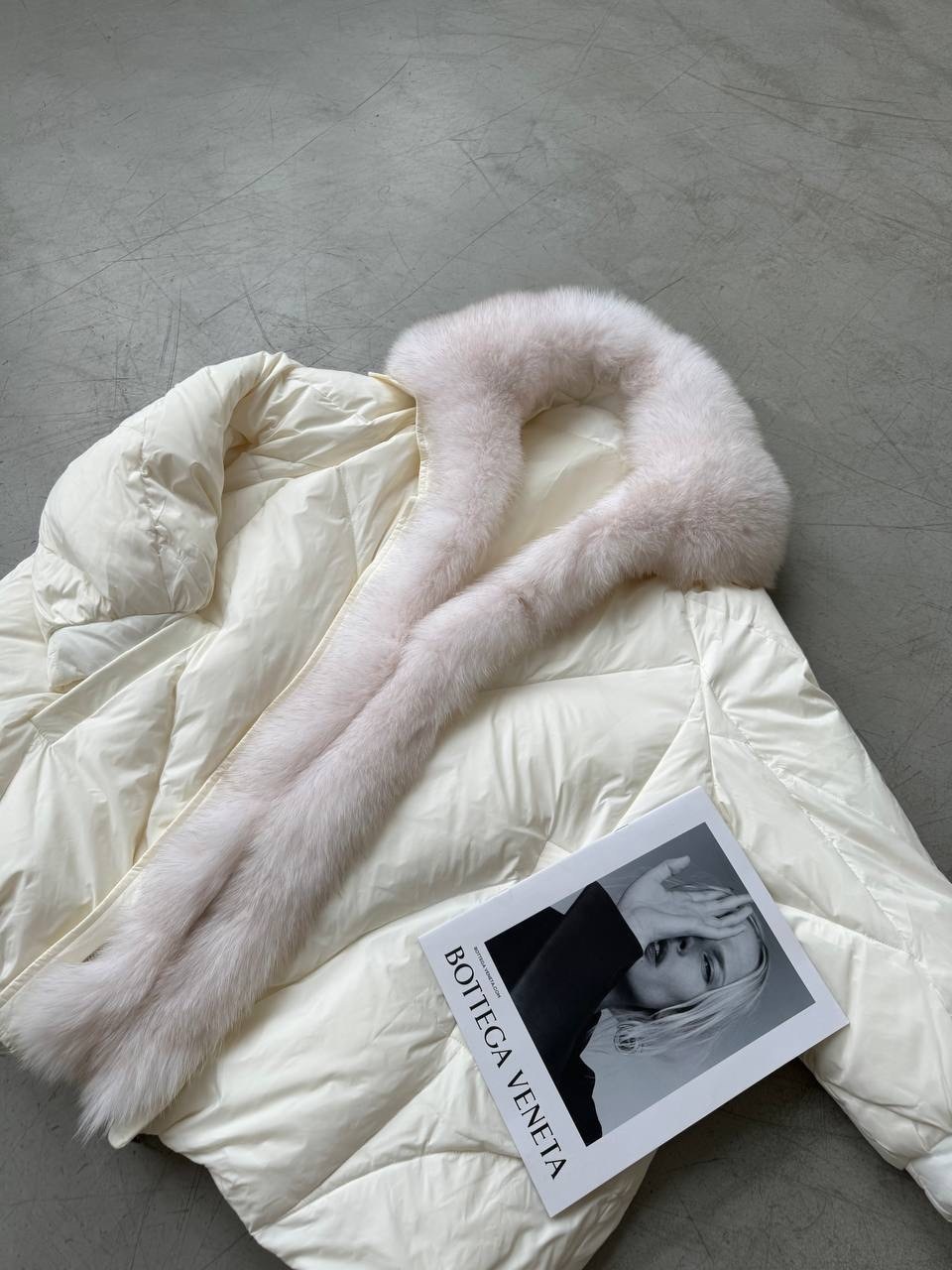 белый короткий пуховик,женский пуховик,белый пуховик,белый пуховик с мехом,пуховик