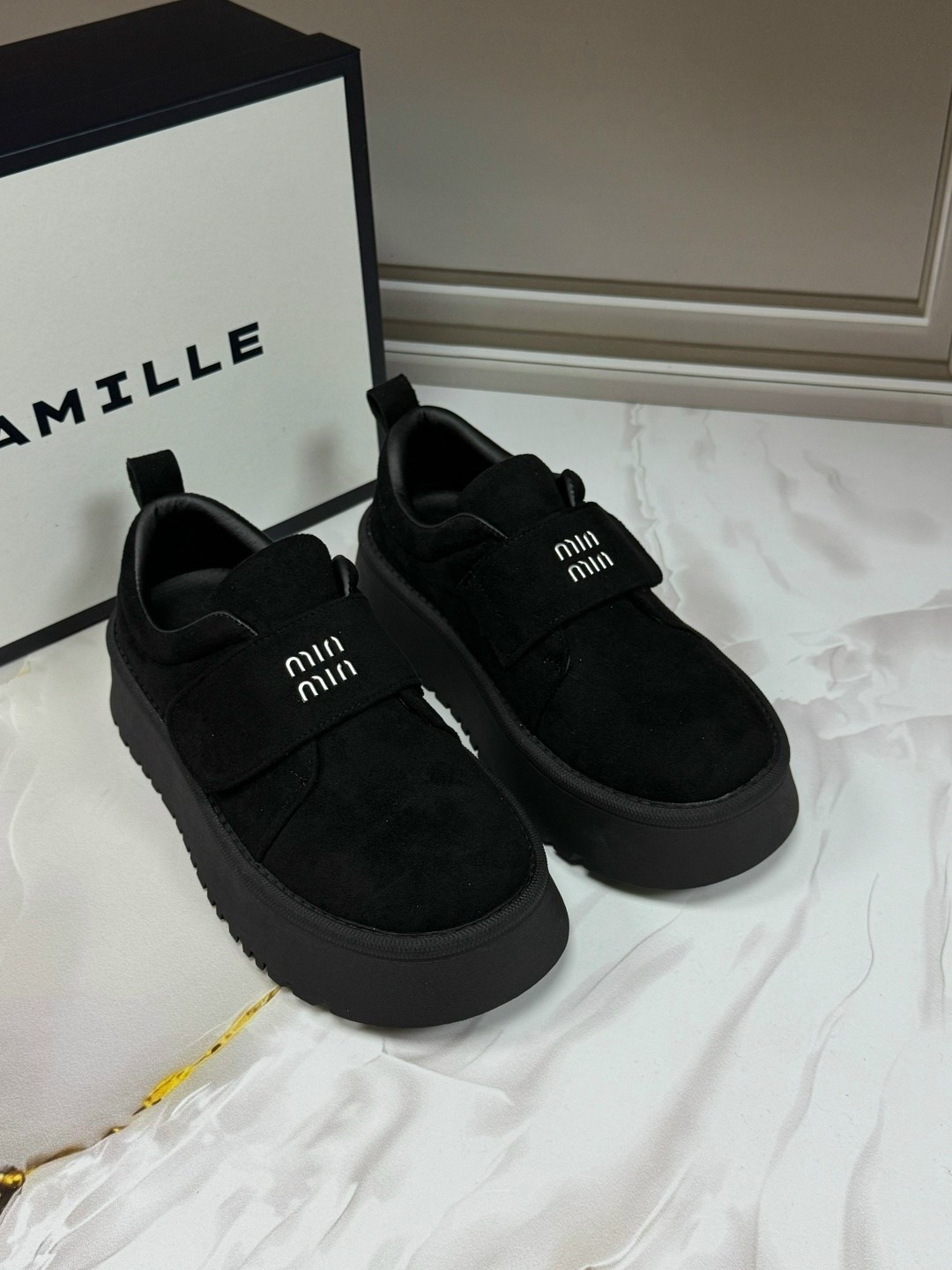 ,замшевые лоферы miu miu на высокий подошве и фирменной фурнитурой,лоферы miu miu на высокий подошве,лоферы замш,женская