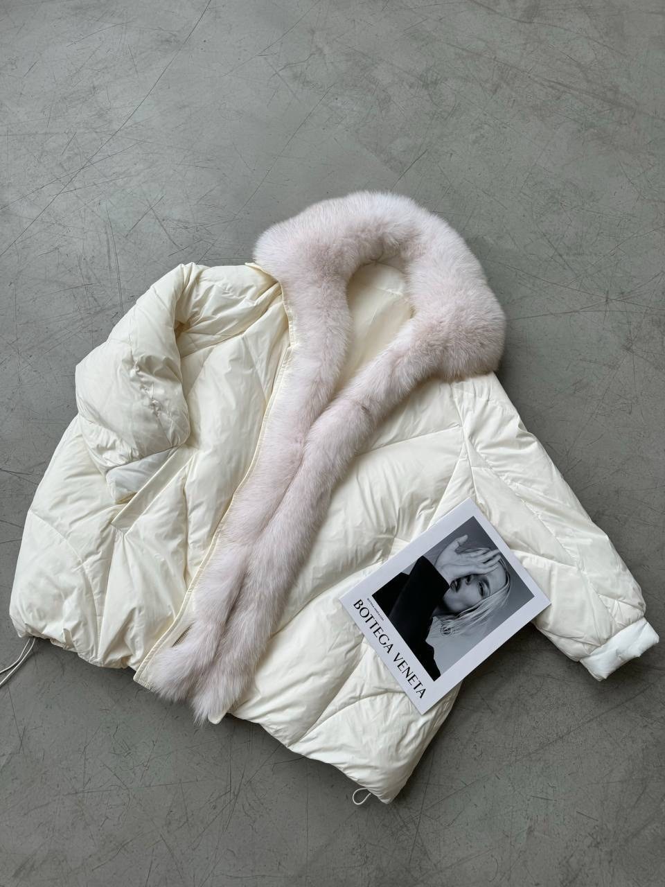 белый короткий пуховик,женский пуховик,белый пуховик,белый пуховик с мехом,пуховик