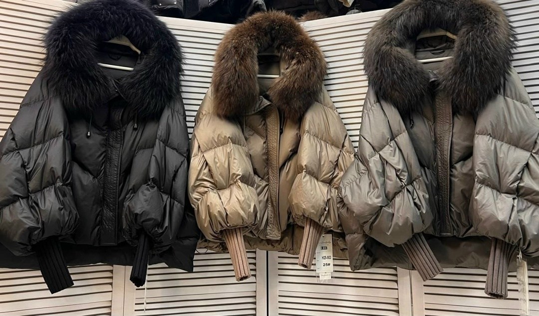 женский пуховик с большим капюшоном на белом утином пуху с меховым воротником,короткий пуховик,пуховик с натуральным мехом,женский пуховик,женский короткий пуховик