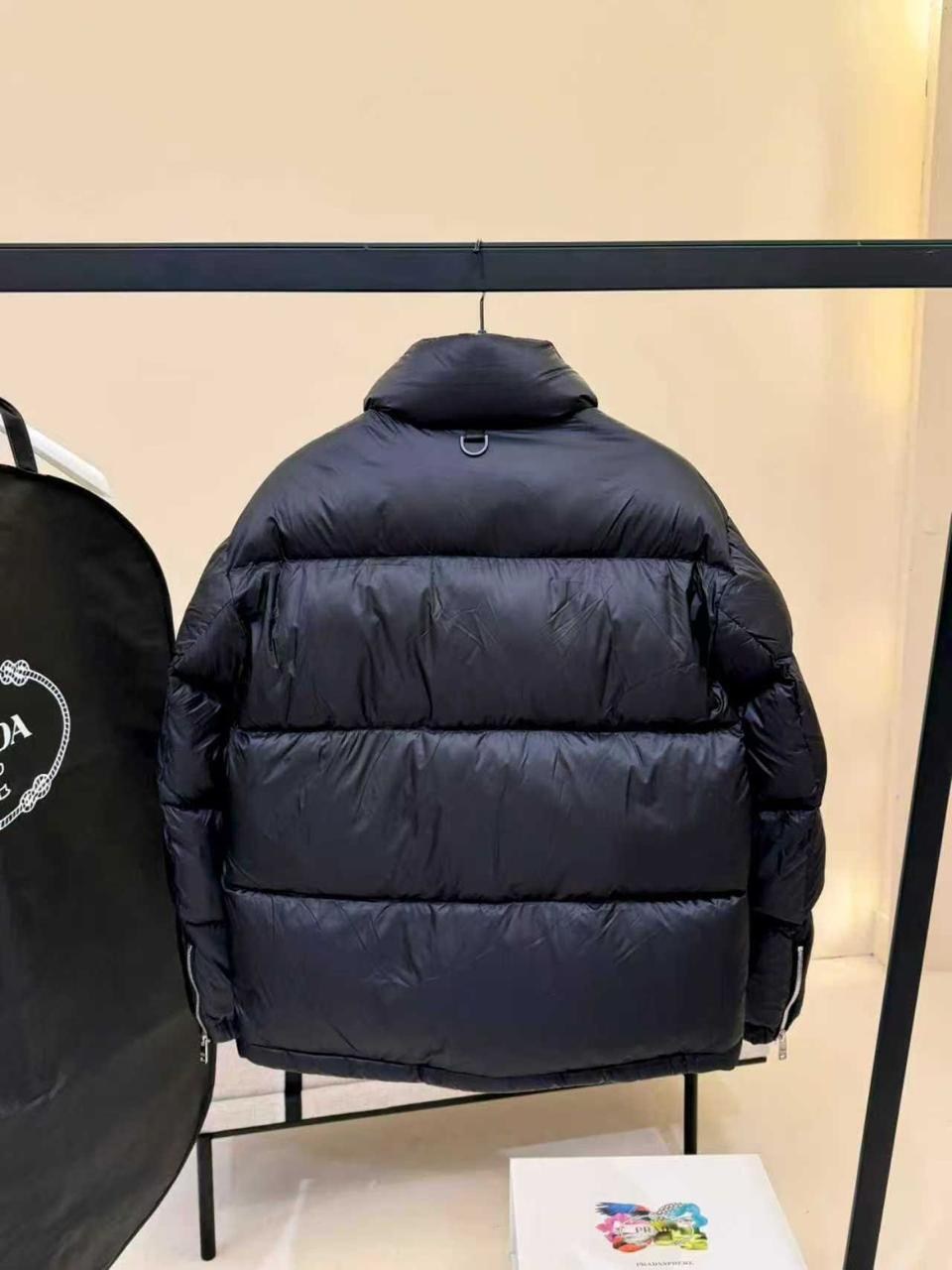 пуховик prada мужской,пуховик prada,пуховик прада,prada черный полиэстеровый пуховик для мужчин,пуховик прада мужской