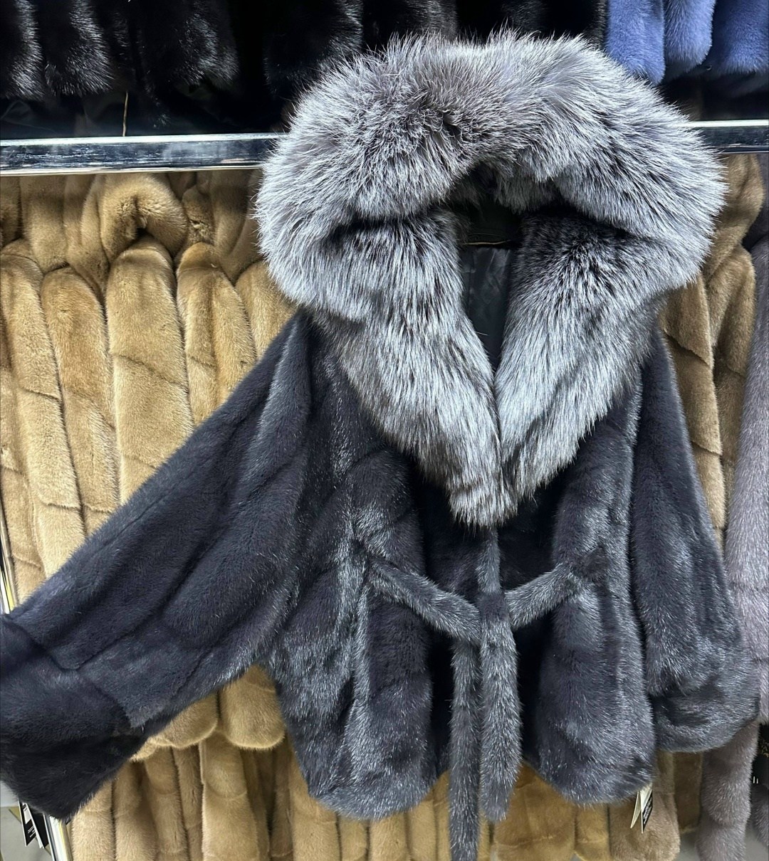 шубка из меха европейской норки с капюшоном из меха чернобурки,шуба норковая с капюшоном из чернобурки "летучка",шуба норковая с капюшоном,шубка из меха европейской норки с капюшоном,шубка из меха евр