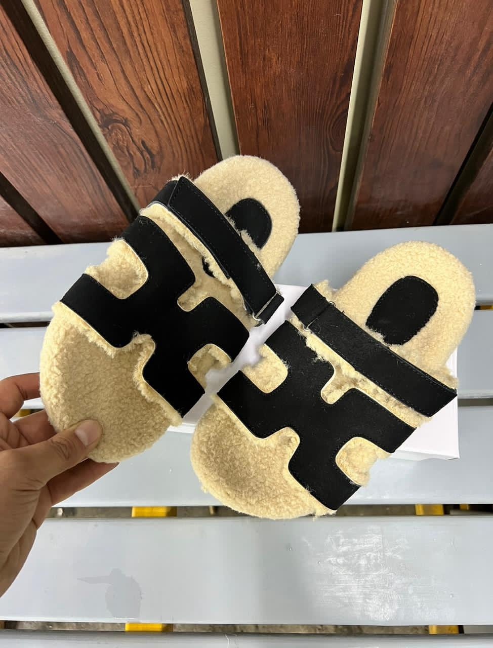 женские шлепанцы,шлепанцы эрмес,тапочки hermes,модные тапочки,меховые тапочки