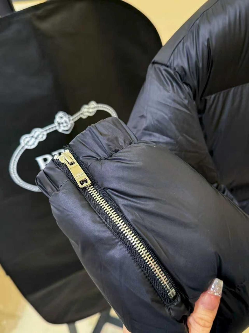 пуховик prada мужской,пуховик prada,пуховик прада,prada черный полиэстеровый пуховик для мужчин,пуховик прада мужской