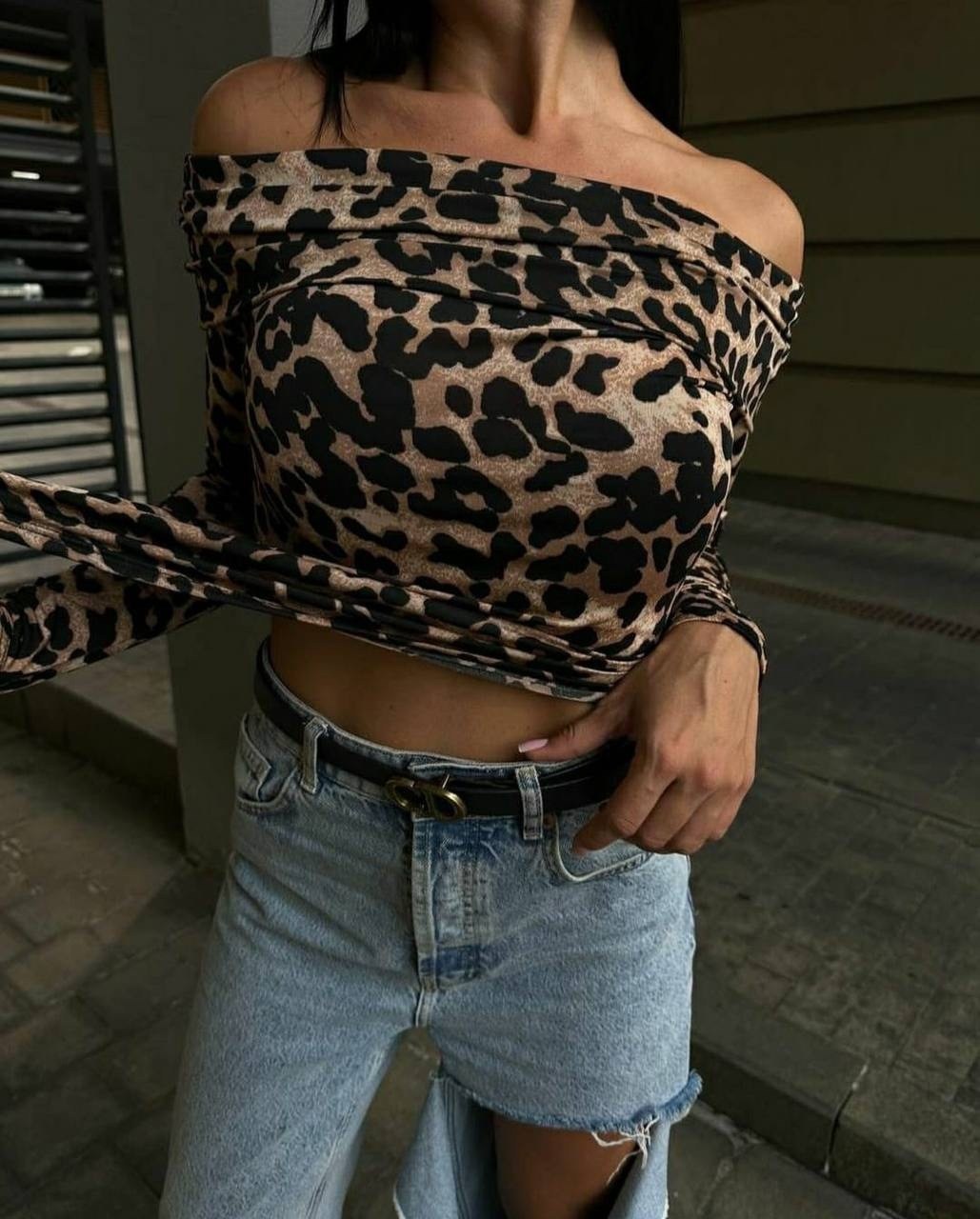 кофта женская,лонгслив с открытыми плечами,облегающий лонгслив с открытыми плечами butterfly_007 цвет леопардовый,кофта леопард,кофта с леопардовым принтом