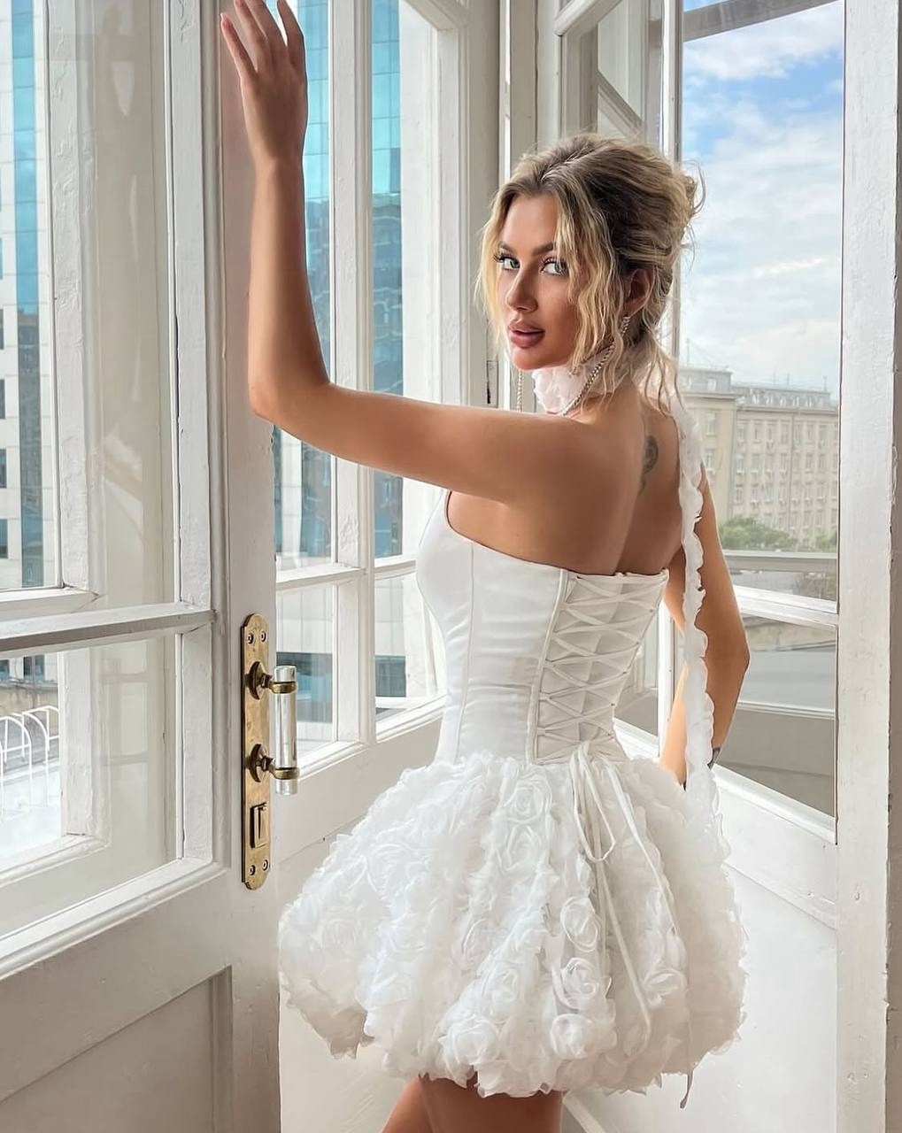 короткое черное платье serge с объемными цветами,мини вечернее платье,короткое чёрное платье,коктейльное платье,короткие вечерние платья