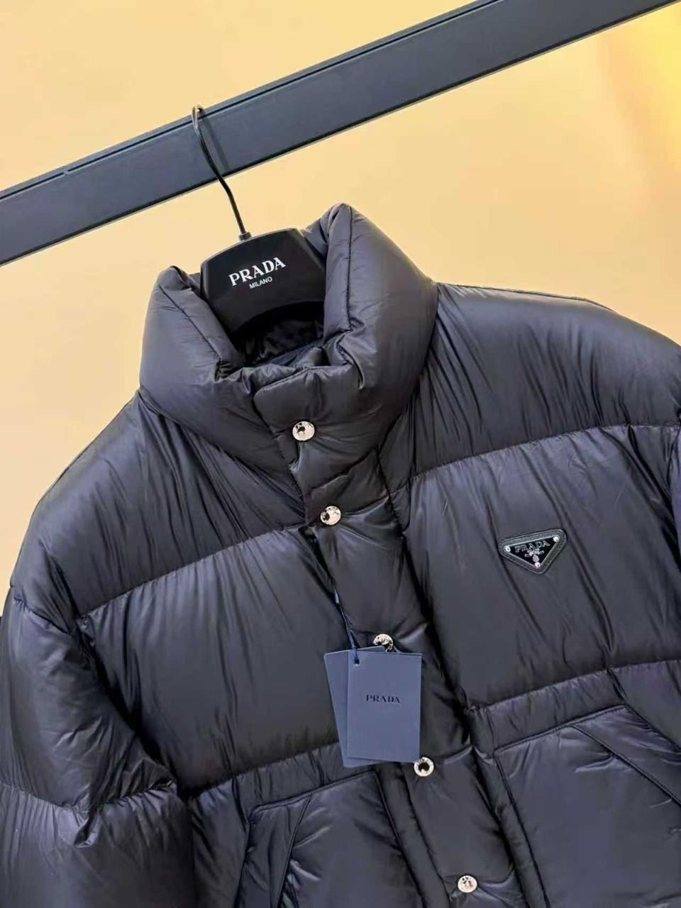 пуховик prada мужской,пуховик prada,пуховик прада,prada черный полиэстеровый пуховик для мужчин,пуховик прада мужской