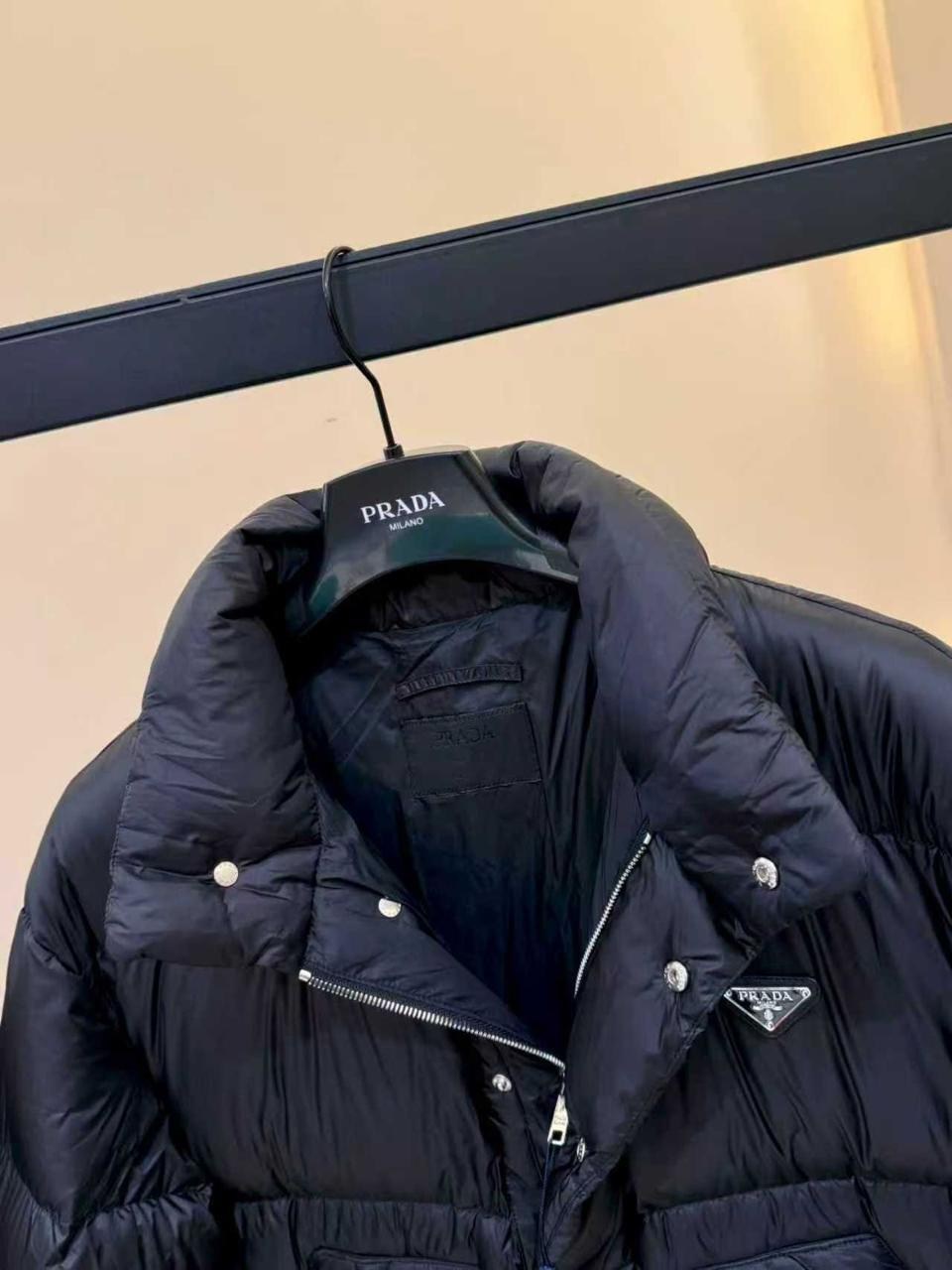 пуховик prada мужской,пуховик prada,пуховик прада,prada черный полиэстеровый пуховик для мужчин,пуховик прада мужской