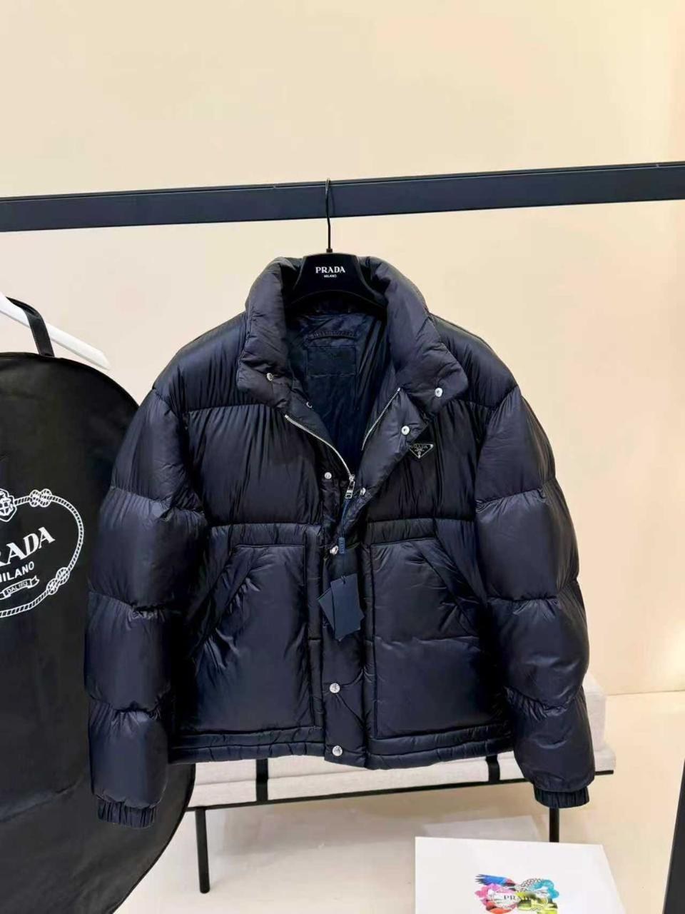 пуховик prada мужской,пуховик prada,пуховик прада,prada черный полиэстеровый пуховик для мужчин,пуховик прада мужской